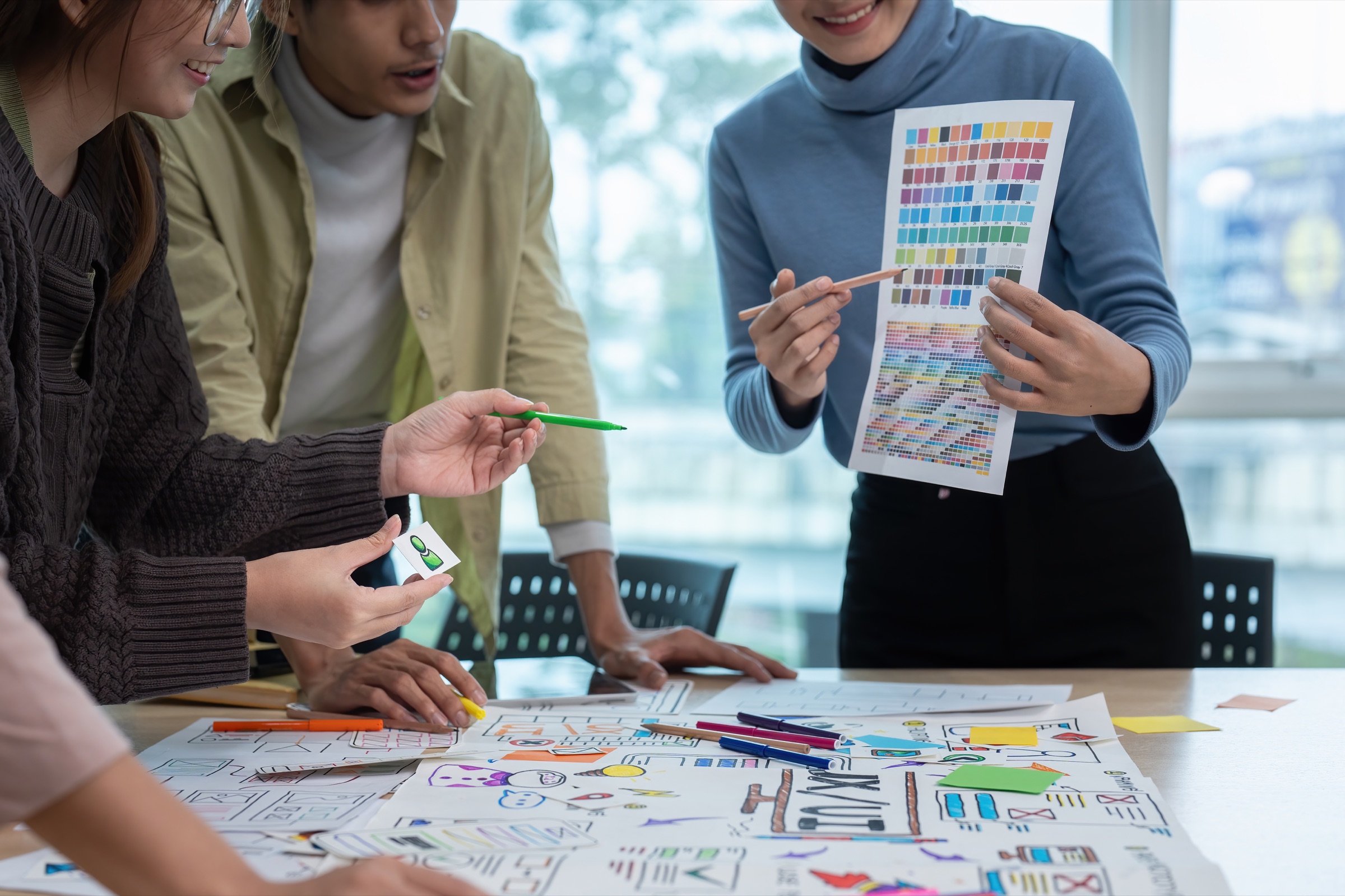 Team arbeitet an kreativem Projekt